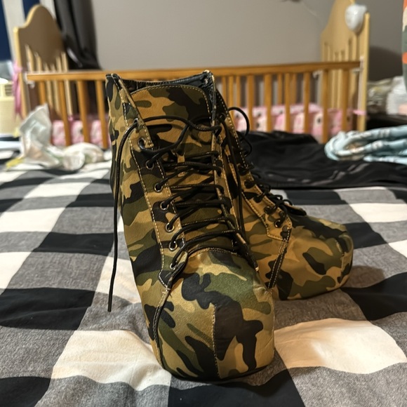 Never worn camo heels - Picture 2 of 3